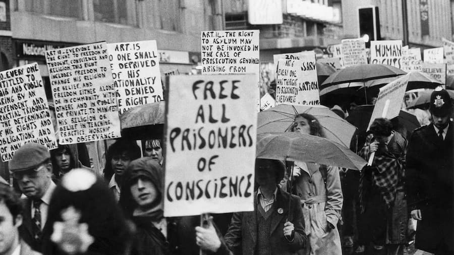 Ihmisoikeuksien päivän marssi Lontoossa 1978. Kyltissä vaaditaan kaikkien mielipidevankien vapauttamista.
