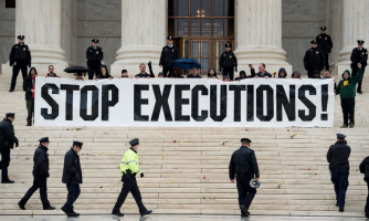 Mielenosoitus, jossa kyltti "stop executions".